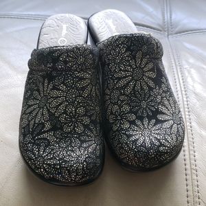 NWT Jambu Black & White Sport Wedge Clogs